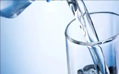 امرأة نيسان ـ مضغ الماء.. طريقة جديدة لترطيب الجسم