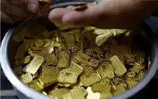 مال ـ الذهب يرتفع والدولار يتراجع وسط آمال