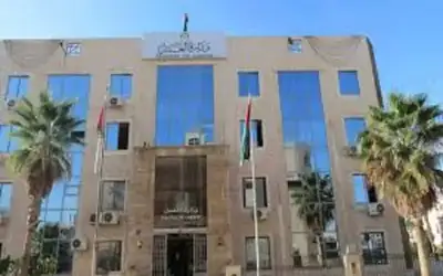 صحيفة نيسان ـ وزارة العمل توقف استقدام العمالة غير