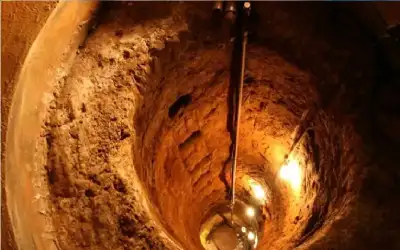 امرأة نيسان ـ كسروا بلاطة واحدة.. فوجدوا بئرا من